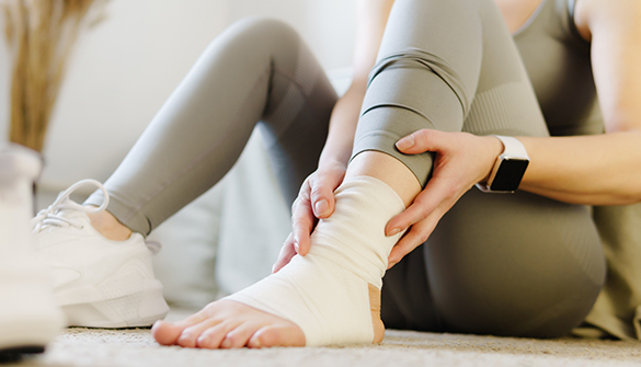 足関節捻挫（あしかんせつねんざ）は、足首を急にひねったり、反対方向に動かしたりすることで、靭帯や軟骨、筋肉などの組織が損傷する急性の外傷です。足関節は体重を支える重要な役割を持ち、負荷が大きいため、捻挫を起こしやすい部位の一つです。