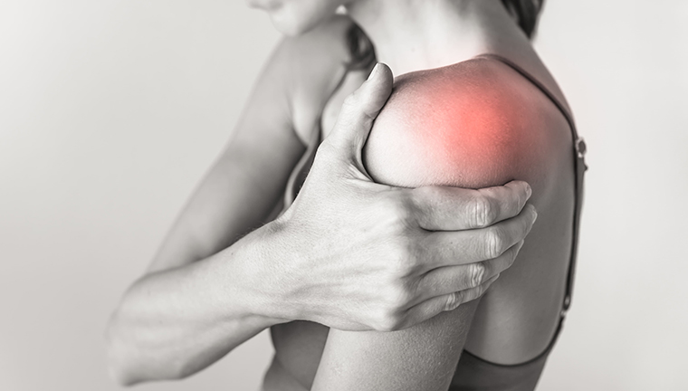 肩関節周囲炎（かたかんせつしゅういえん）は、原因のはっきりしない肩関節周りの炎症や痛みのことを指します。四十肩、五十肩などと呼ばれることもあります。
肩の動きが制限され、日常生活や運動がしづらくなることがあります。