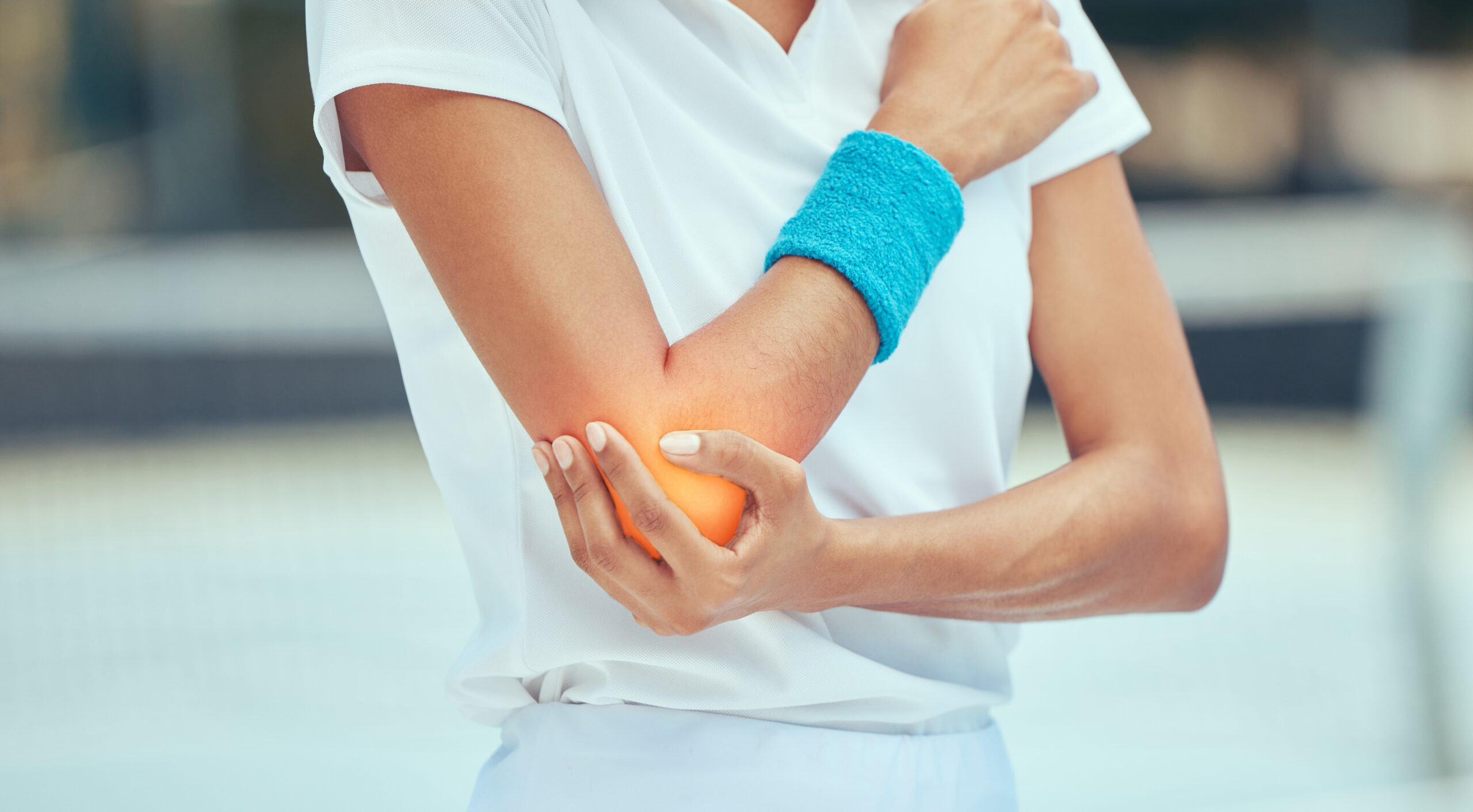 肘の痛みは日常生活や運動の制限を引き起こすことがあります。
肘は日常生活でもよく使うため一度炎症を起こすと治りにくく、注意が必要です。